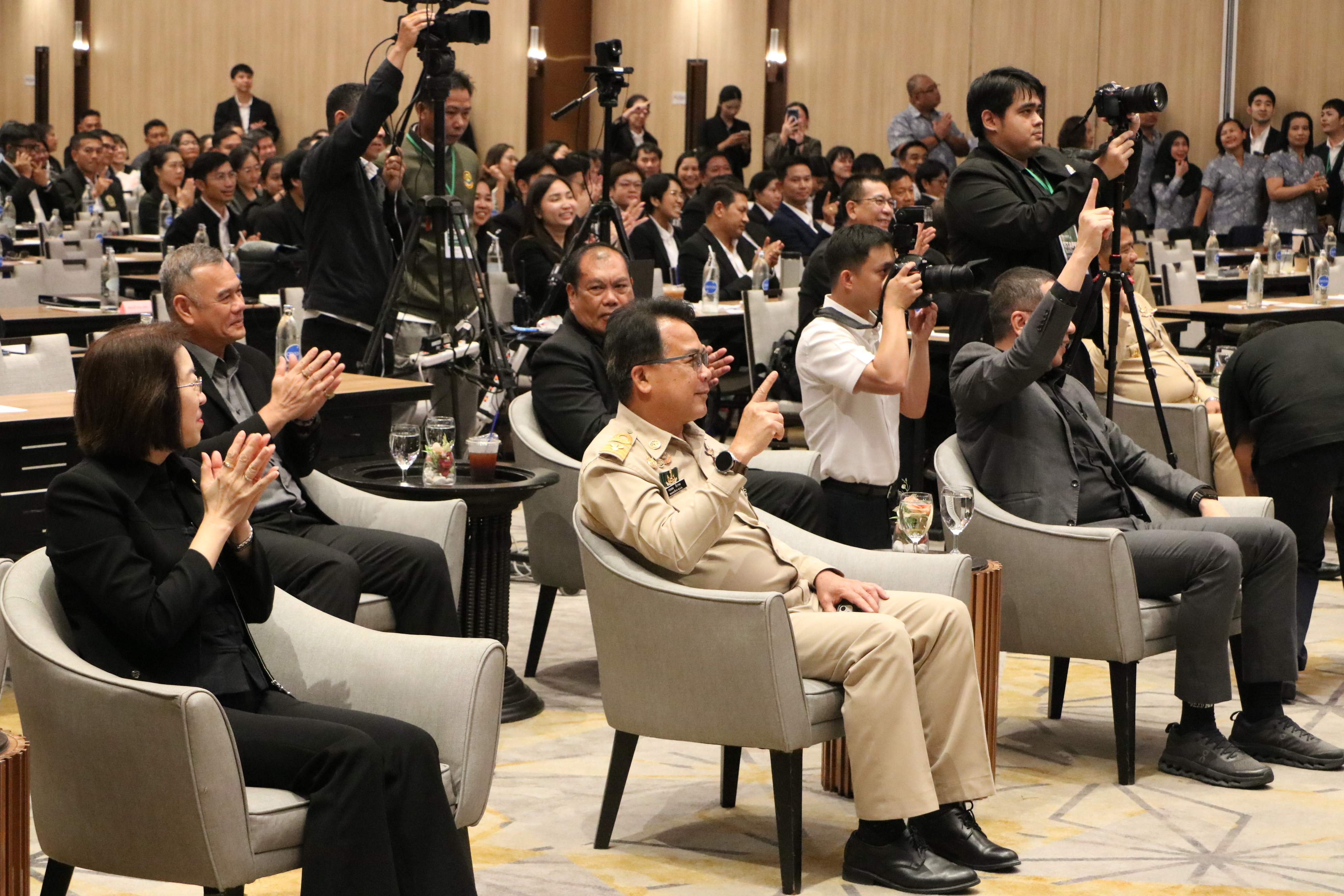 title - ส.ป.ก.ร่วมเป็นเกียรติในพิธีเปิดวันแถลงผลงานกรมวิชาการเกษตร ประจำปีงบประมาณ 2569  DOA NEXT : ตลาดนำการวิจัย สินค้าเกษตรปลอดภัยมูลค่าสูง